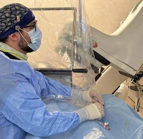 Dott. Andrea Carbone durante attività di cardiologia interventistica